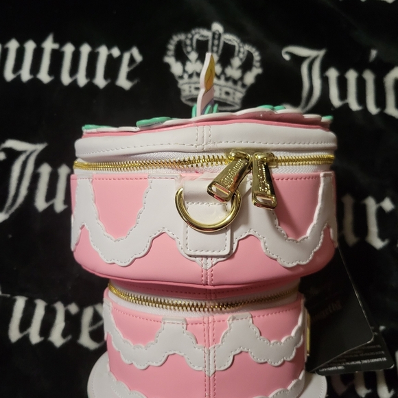 Loungefly Alice In Wonderland Unbirthday Cake Bam Exclusive Crossbody. - Picture 3 of 9